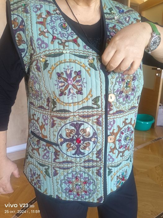 Жилет в национальном стиле со стразами