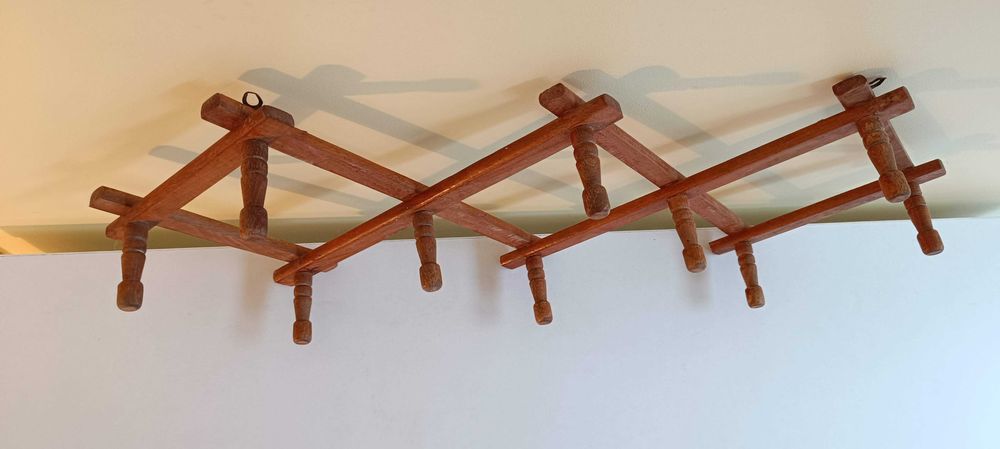 Дървена закачалка