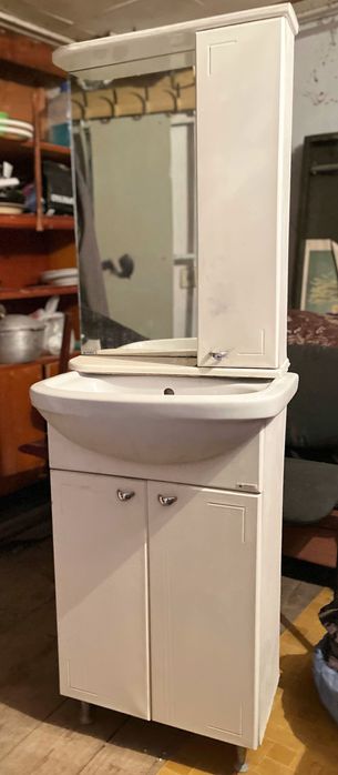 раковина с тумбой и зеркалом