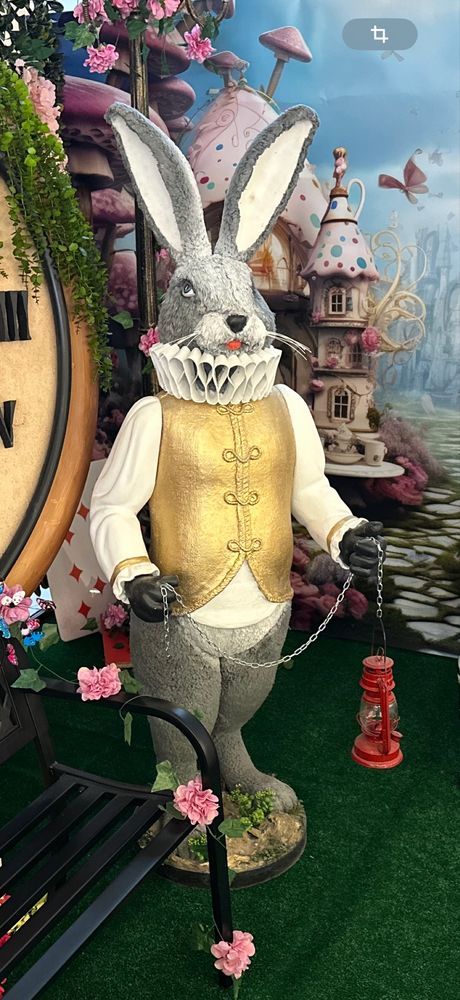 Iepure decorativ Alice in Wonderland ( butaforie)