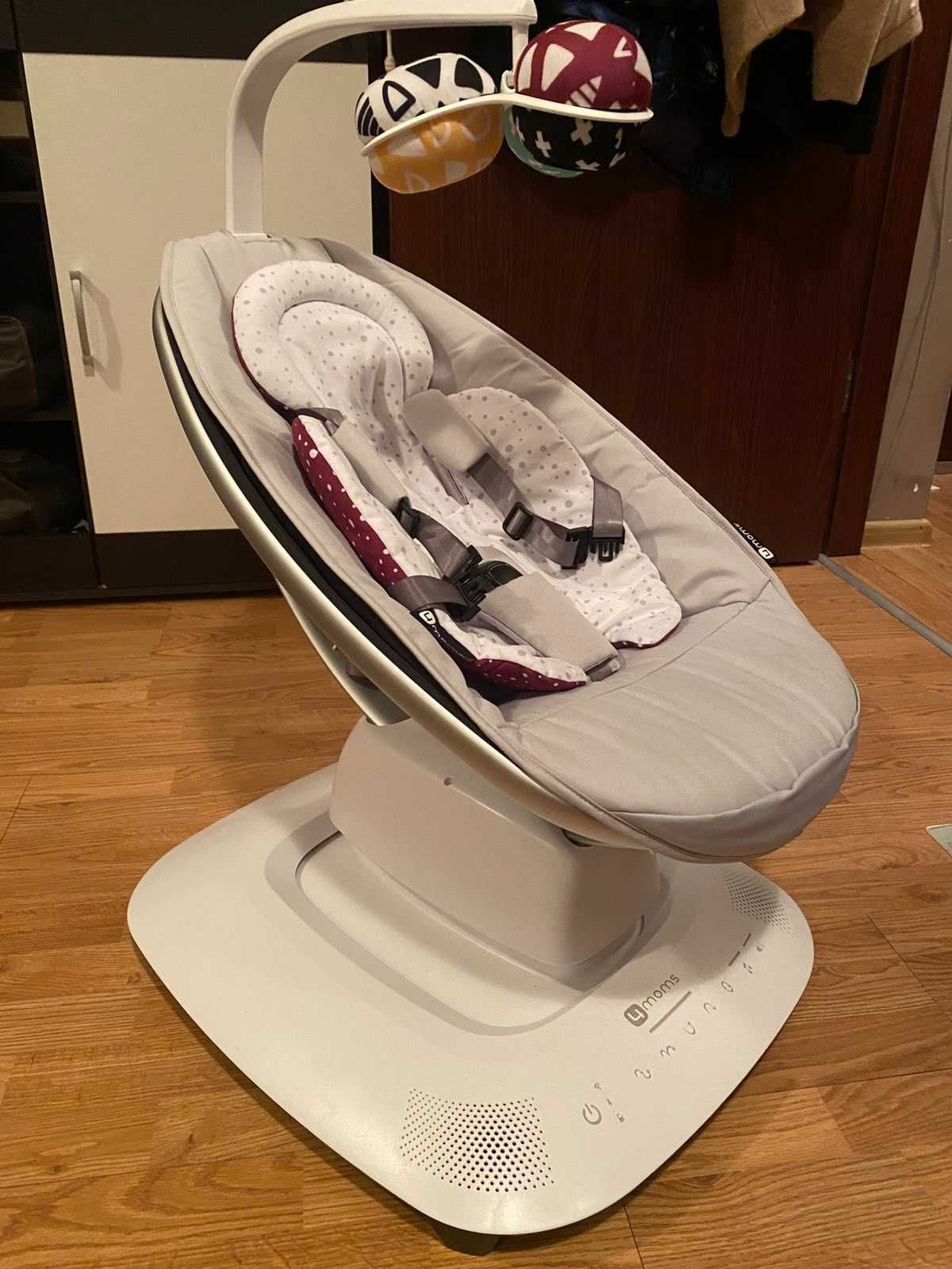 MamaRoo 5 с подложка за новородено