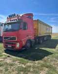 Ansamblu Volvo 440 E5 și bena cereale