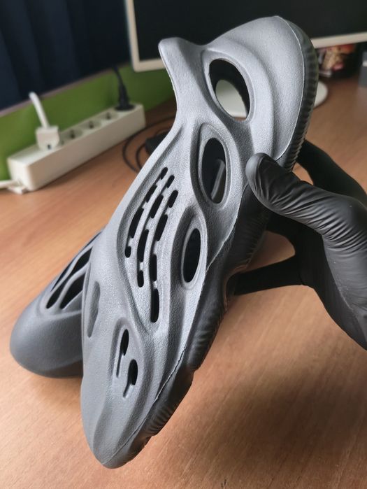 adidas Yeezy Foam RNR Onyx