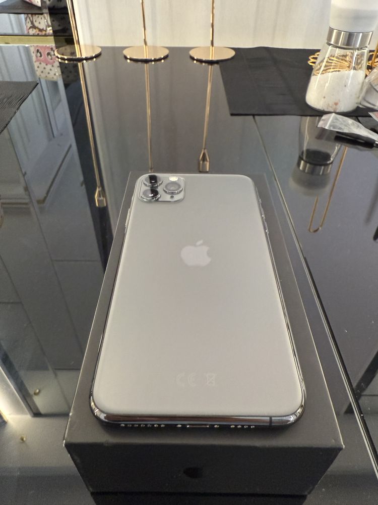 Iphone 11 pro max + carcasa + 3 folii privacy + cutie completa