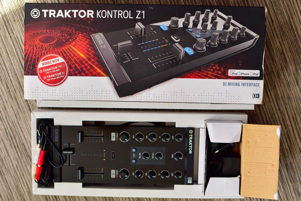 Traktor Kontrol Z1 consola DJ in cutie cu toate accesoriile incluse.