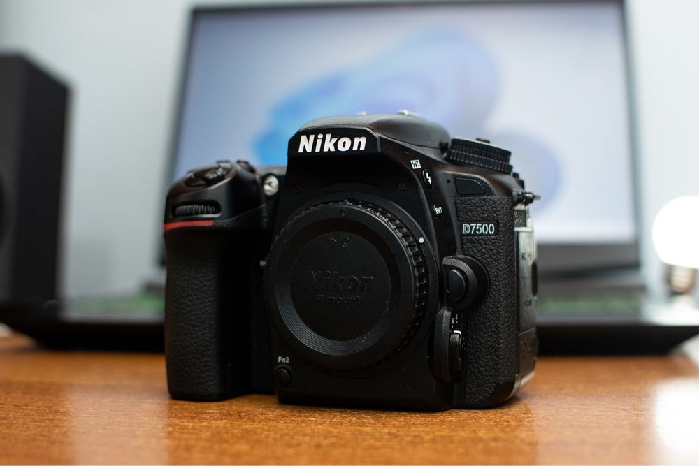 Nikon D7500  - 20.9mpx 4K + nikon 35mm f1.8