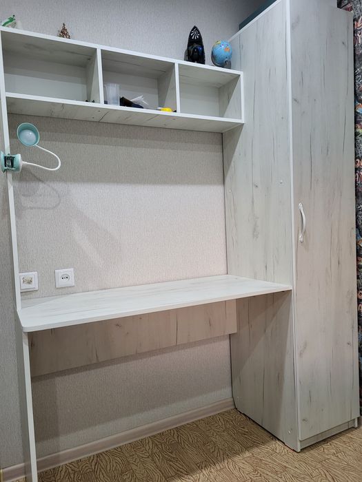 Продам стол +шкаф