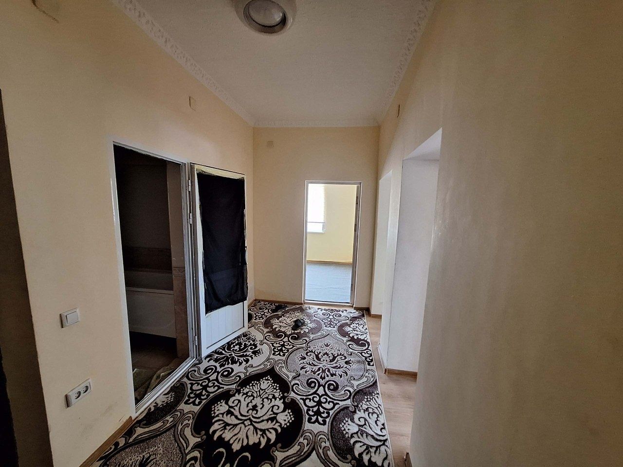 Ijaraga kvartira beriladi 2 xona 4 etaj dagbitiski juda yaqin krpichka