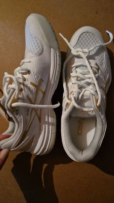 Adidasi asics albi cu eticheta