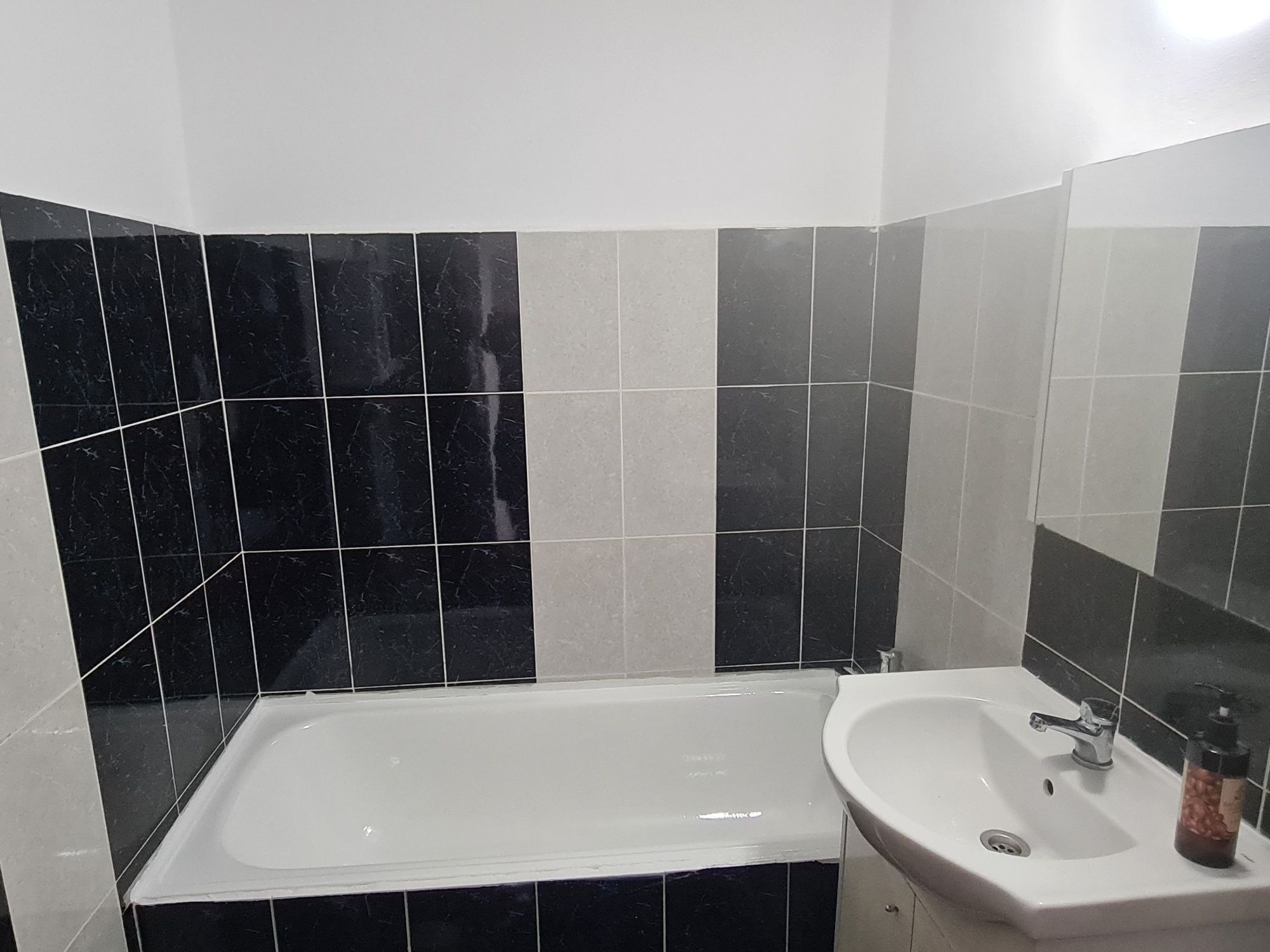Vând apartament în Podu iloaiei 2 camere decomandat