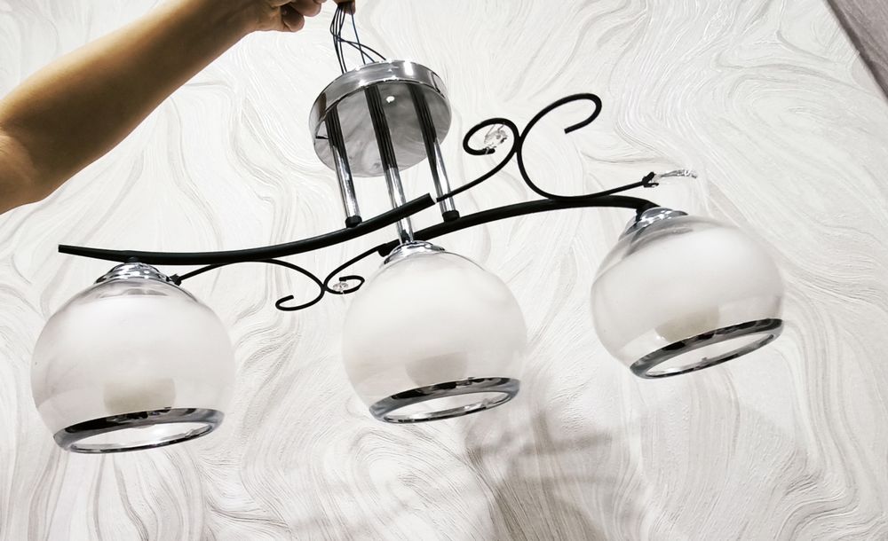 Продам люстру 3 плафона