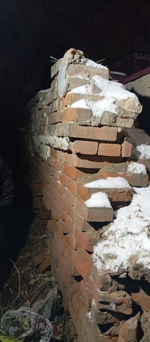 Кирпичи на уранхаева (рядом строищегося семей Молл)