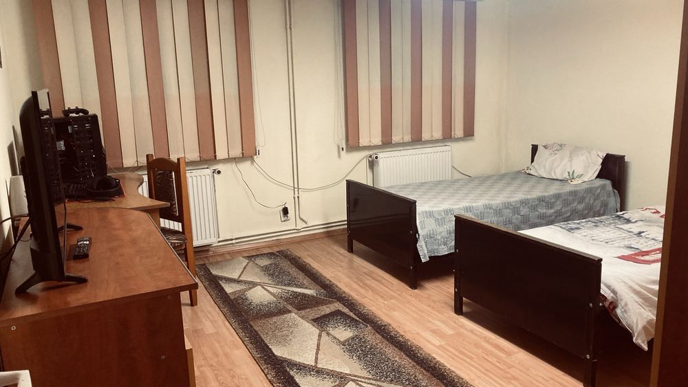 Proprietar, inchiriez camera unui baiat.