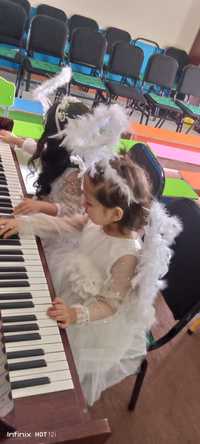 Научу играть на фортепиано.С пяти и выше лет .