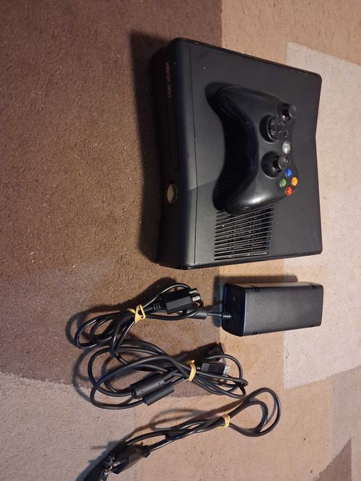 Vând Xbox 360 stare impecabila