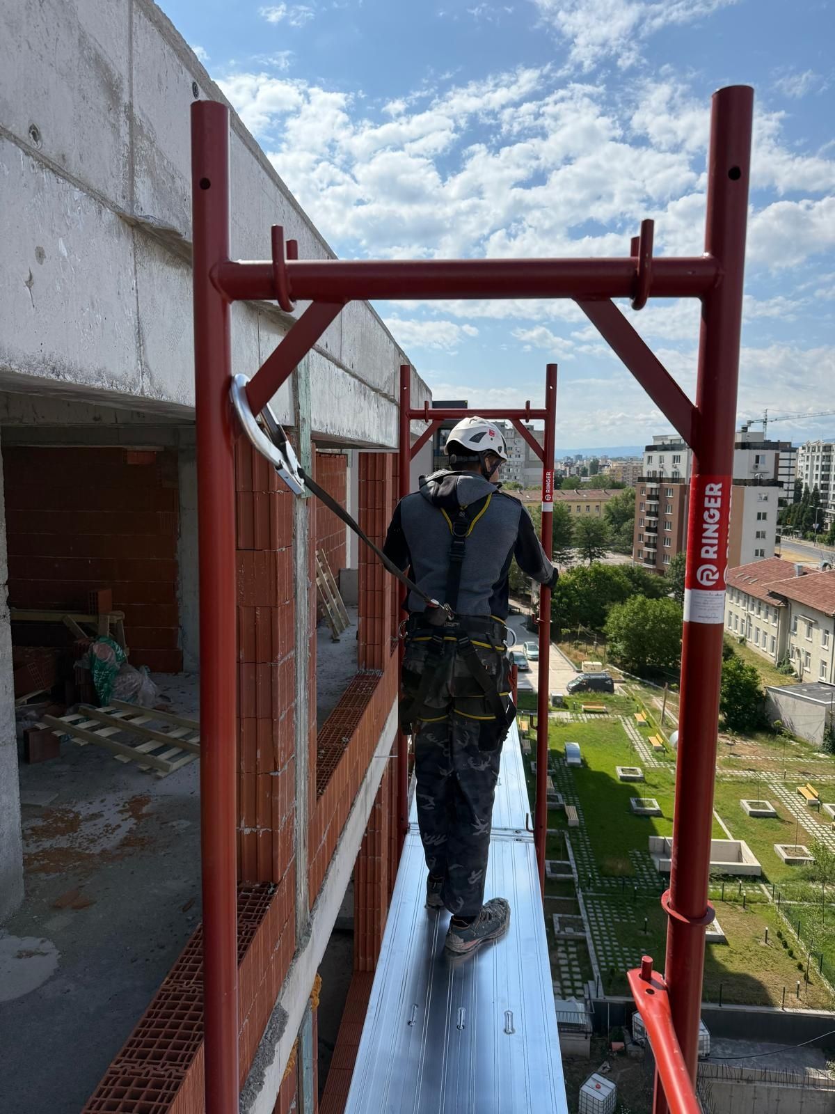Наем, монтаж и демонтаж на строително фасадно скеле Layher