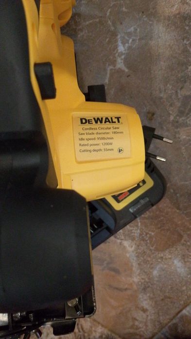 Vând circular dewalt