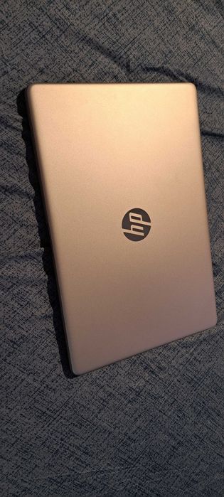 Vând laptop HP procesor i5 ssd256gb 8gb ram ddr4 monitor 15,6 Free dos