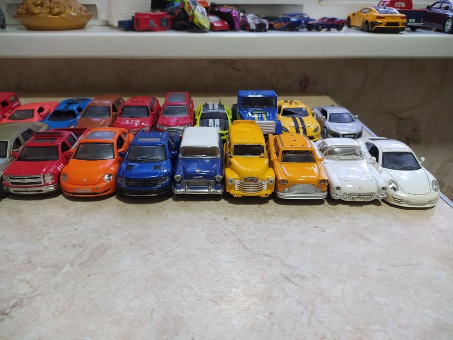 Продам железные машинки разных размеров 
Состояние хорошее , все езди