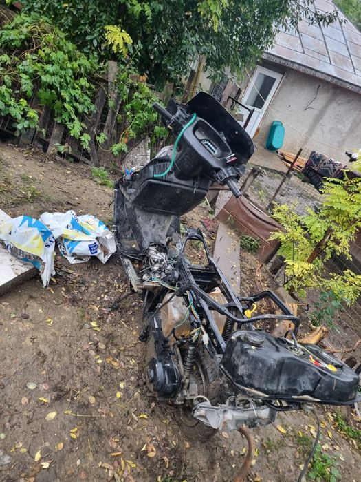 Vând sau dau pe piese honda 125 4 timipi