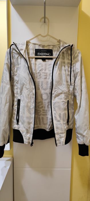 Яке пролетно тънко Eastpak