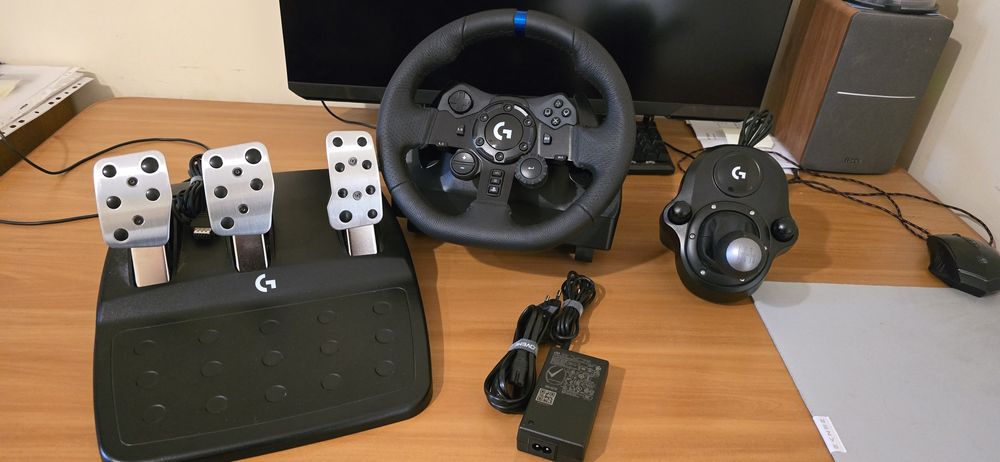 Волан с педали и шифтър Logitech G923 PC and PlayStation