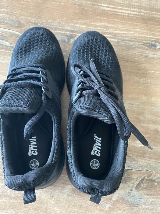 Vand papuci baieti, noi, marimea 32, negri, 60 lei