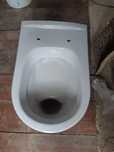 WC suspendat de culoare albă