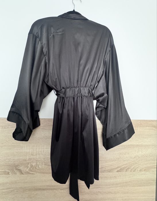 Capot negru satin