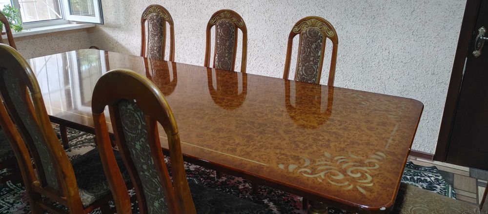 Продам стол со стульями.