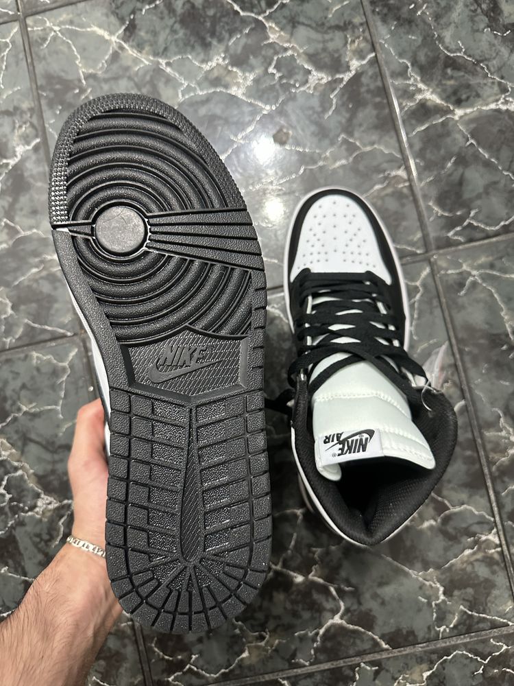 Jordan 1 black white