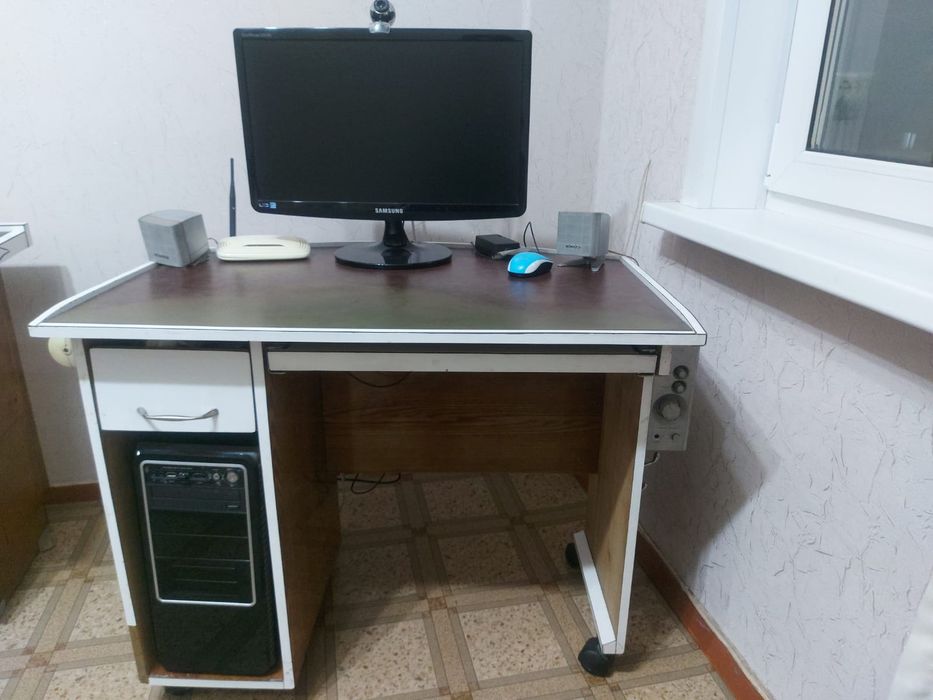 Стол под персональный компьютер