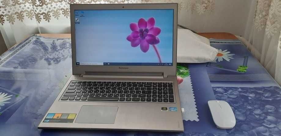 Ноутбук Lenovo Z500 в рабочем состояние с зарядкой, сумкой и мышкой.