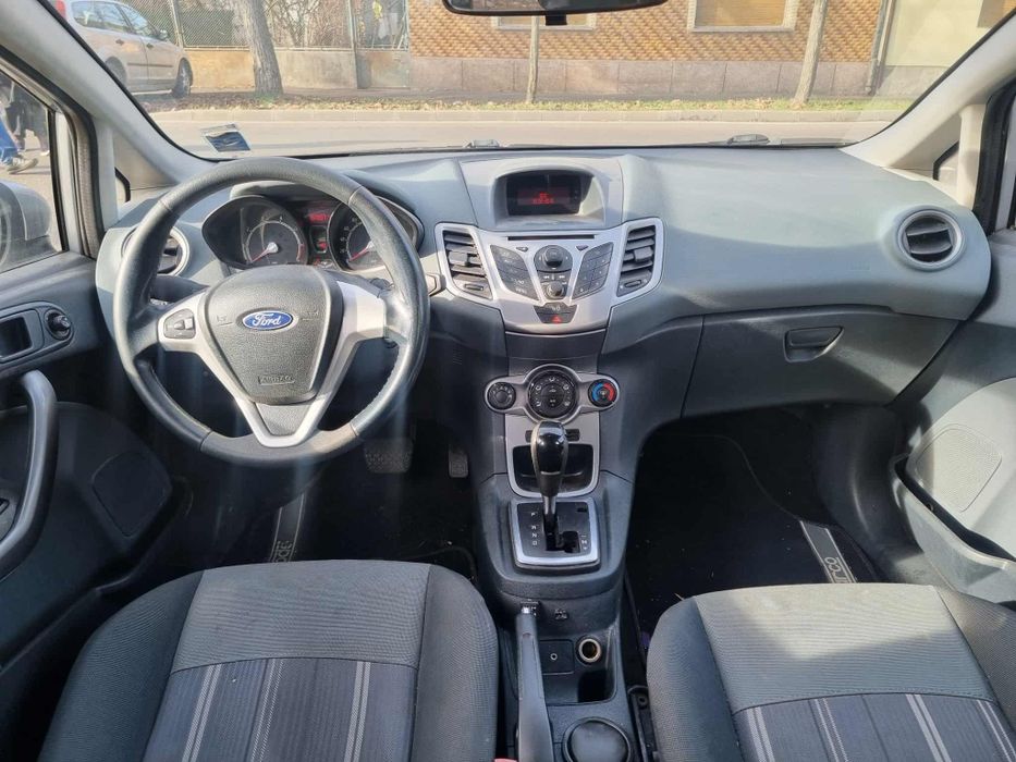 Vând Ford fiesta 2011