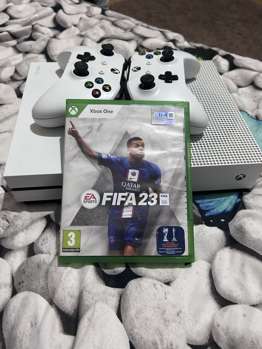 Vand xbox one s+ doua controllere si fifa 23