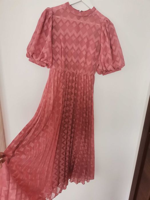 Страхотна дълга плисирана рокля