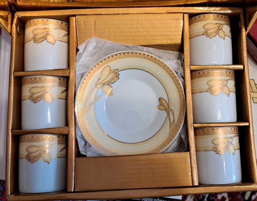 Нов сервиз за кафе в златист цвят и в собствена кутия