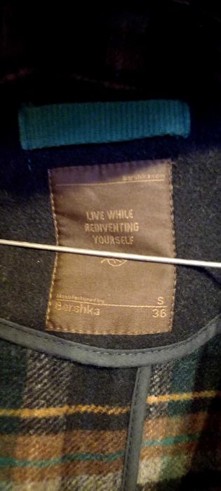 Черно вълено палто Bershka.