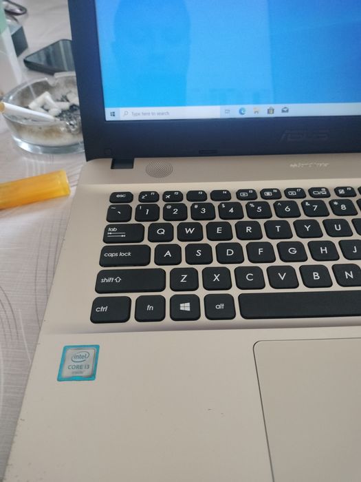 Vind Laptop Asus I3 perfect funcțional