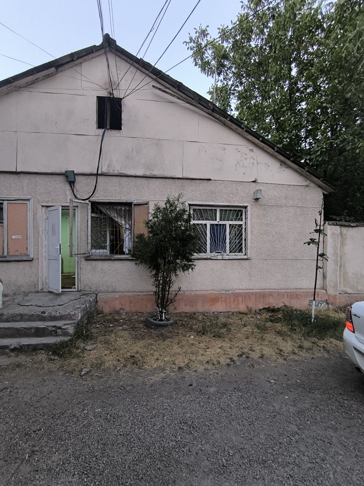 Комната в бывшем общежитии. В деревянном доме санузел свой . Не торец