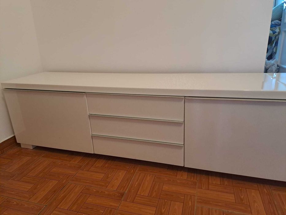 Vând mobilă IKEA folosită, însă bine întreținută