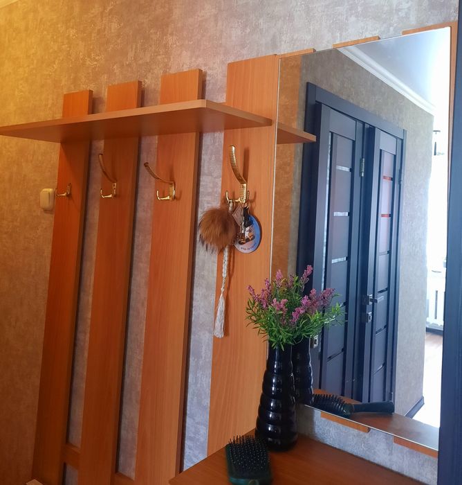 Продам зеркало и вешалку