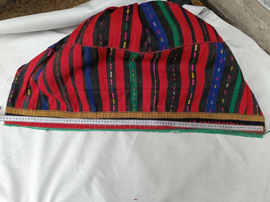 Продавам автентичен женски бръчник с украса от сърма и мъниста