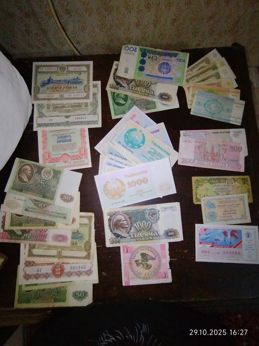 Продам часы ,значки, марки, купюры, трудовую книжку