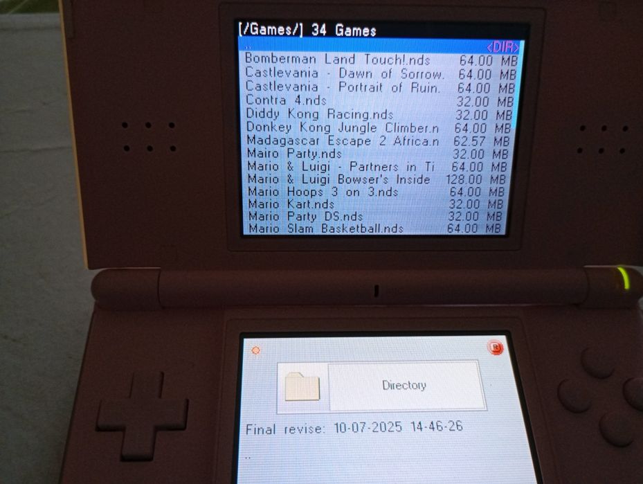 Nintendo ds lite cu card R4 încărcător la prețul de 200 lei