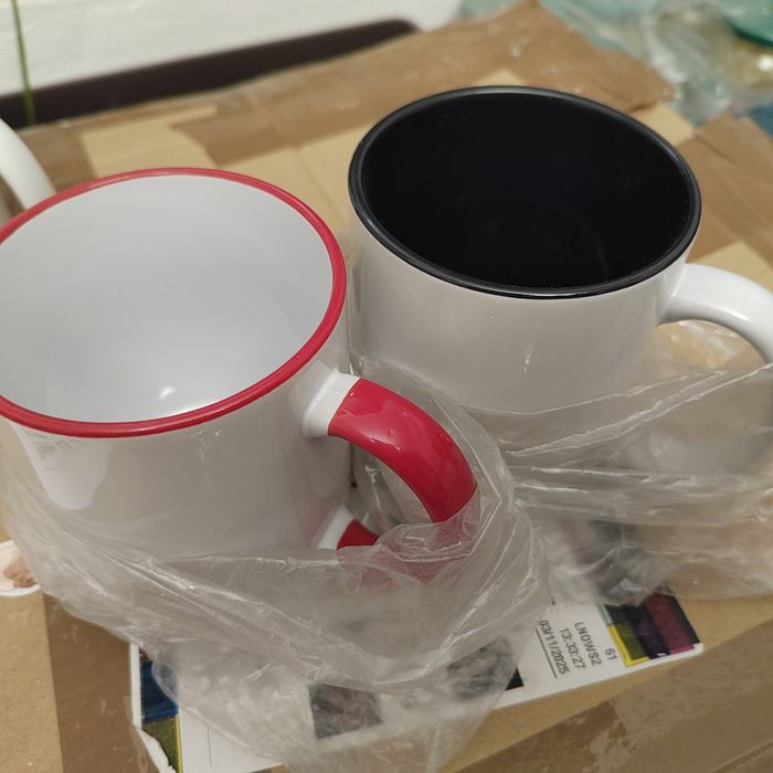 Два броя стандартни керамични чашки