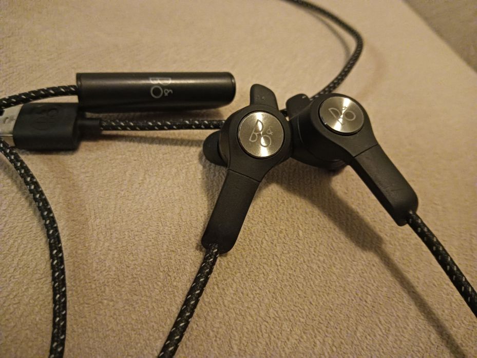 Casti in-ear Bang & Olufsen fara fir bluetooth BeoPlay E6 microfon
