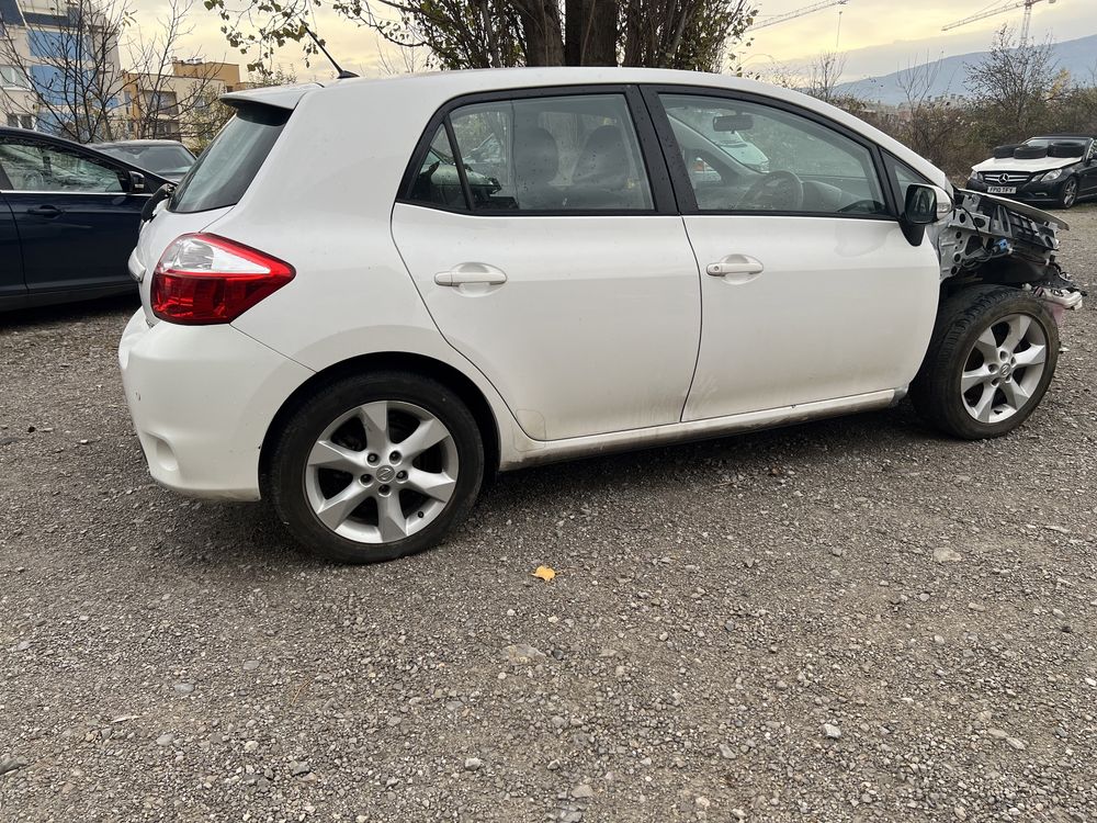 Toyota Auris 1.8 Hybrid Facelift НА ЧАСТИ