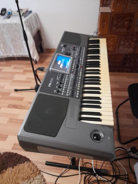 Vând Korg PA 900