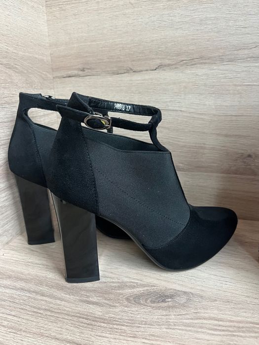 Елегантни обувки на ток